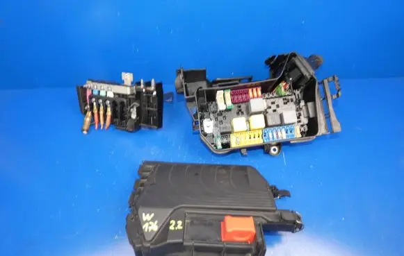 Mercedes-Benz A W176 Fuse box set A2465403803