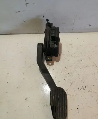 Volvo V70 Accelerator throttle pedal 30683515