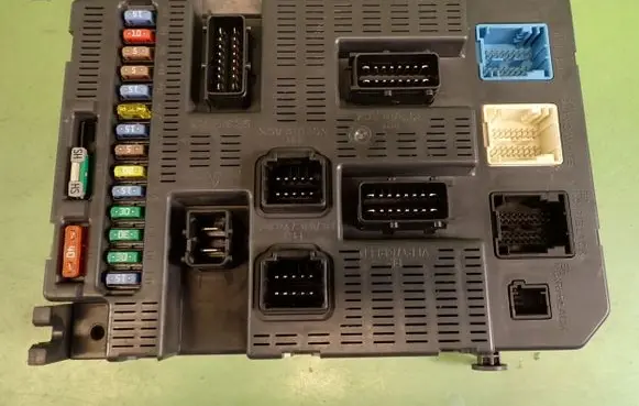 Peugeot 207 Fuse module 9663798280
