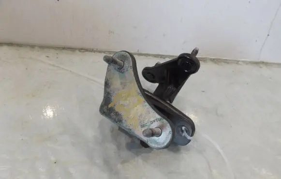 Mercedes-Benz C AMG W204 Front door lower hinge 