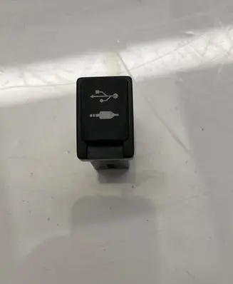 Toyota Avensis T270 USB socket connector FC0600021