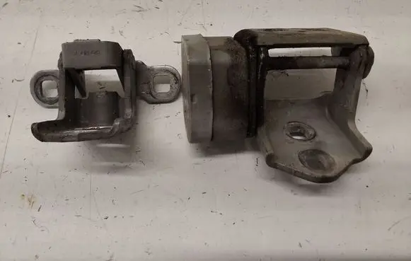 Renault Megane II Front door lower hinge 22603