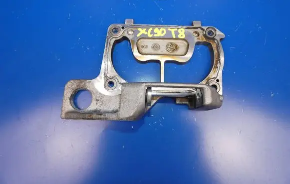 Volvo XC90 A/C compressor mount bracket 31459809