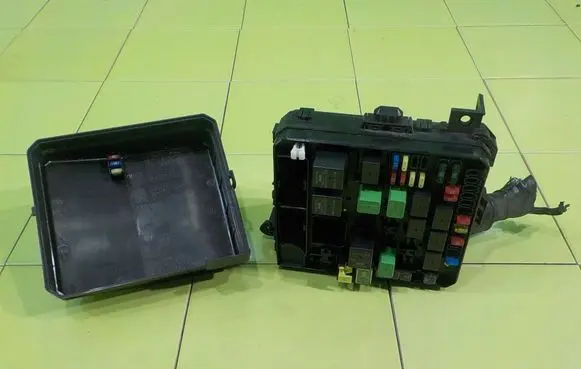 Peugeot 4007 Fuse box set PR06102000 BEZPIECZNIKOW