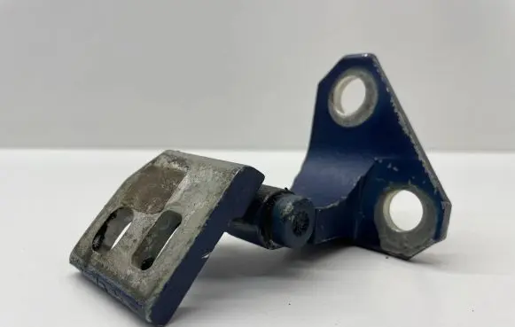 Volkswagen Jetta V Front door upper hinge 1K0831402L