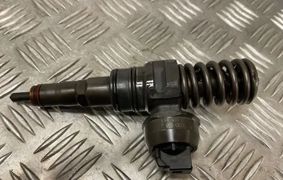 Volkswagen PASSAT B6 Fuel injector 038130073AG 0414720215
