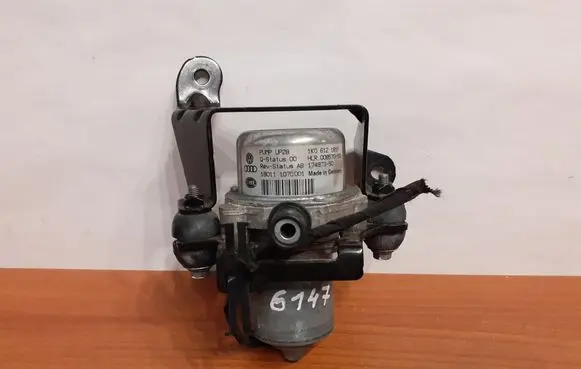 Volkswagen Golf VII Vacuum pump 6147 1K0612181F
