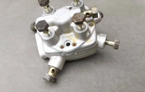 Audi 80 90 B3 Fuel distributor 0438101035
