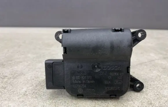 Volkswagen PASSAT B6 Air flap motor/actuator 3C0907511