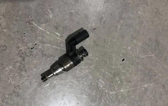 Volkswagen PASSAT B7 Fuel injector 03C906036J