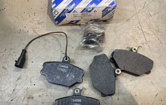 Fiat Barchetta Brake pads (front) 5892330