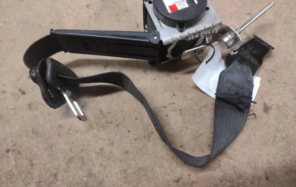 Opel Astra H Front seatbelt 560834901E 13296202 13296166