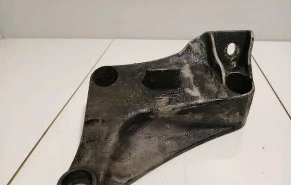 BMW 5 E39 Engine mounting bracket 6750441