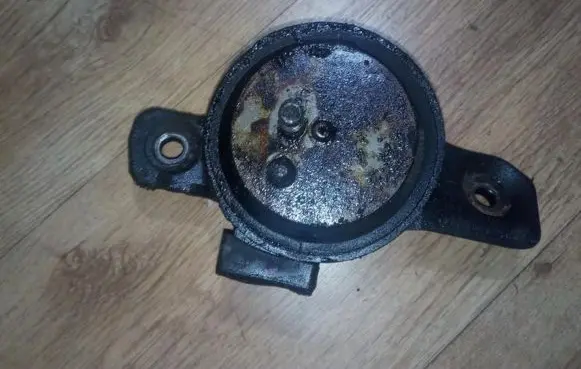 Subaru Legacy Engine mount bracket