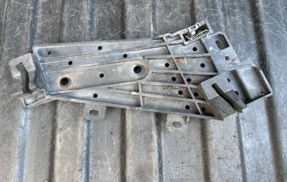 Infiniti M30 Headlight/headlamp mounting bracket PPGF30 R3000