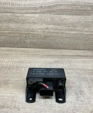 Mercedes-Benz C W203 Glow plug pre-heat relay 0255452832 899075000