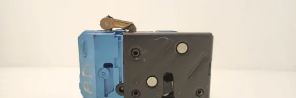 Volvo V70 Front door lock 8650546