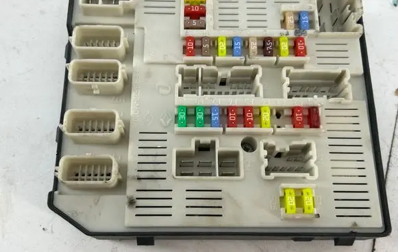 Renault Megane III Fuse module 284B60008R 519339311 8228008377
