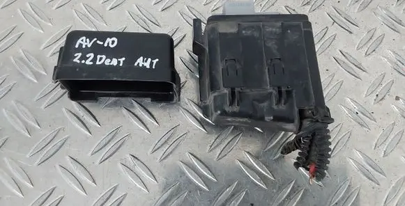 Toyota Avensis T270 Fuse box set 9008087019