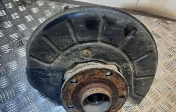 Volkswagen Jetta VI Front wheel hub 5C0407256A