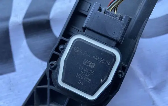Mercedes-Benz ML W164 Accelerator throttle pedal A1643000004 1643000004