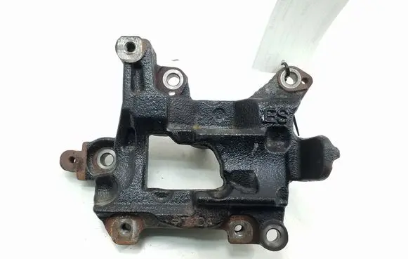 Toyota RAV 4 (XA40) A/C compressor mount bracket 8843133050