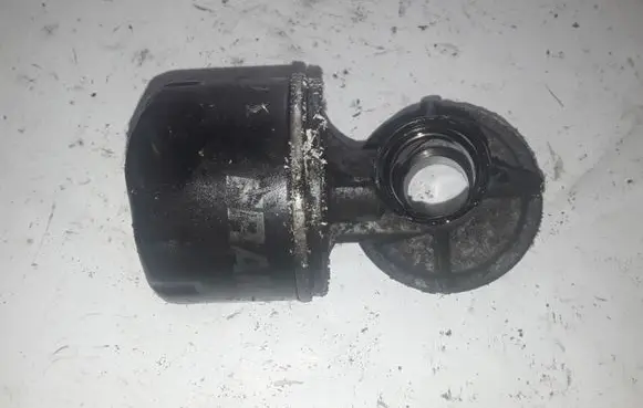 Renault Scenic II - Grand scenic II Oil filter mounting bracket 8200052680