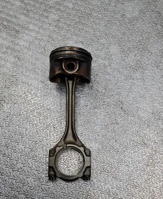 Toyota Auris E180 Piston with connecting rod 