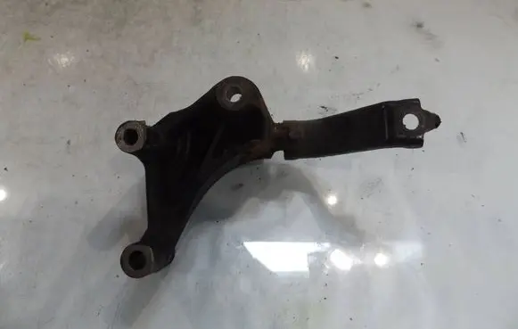 Toyota Yaris Engine mounting bracket