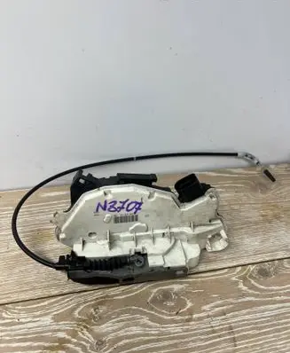 Volkswagen Multivan T4 Front door lock 7L1837015B
