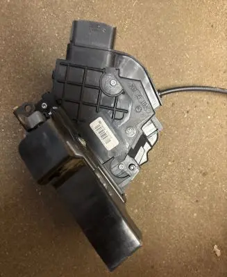 Volvo XC60 Front door lock 30799308 A048069