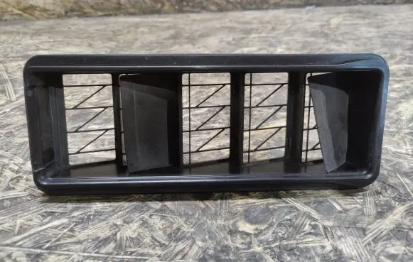 Quarter panel pressure vent