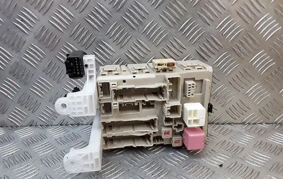 Toyota Verso Fuse module 827300F330