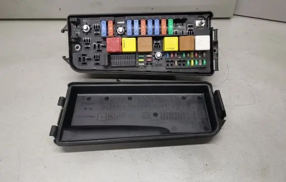Opel Signum Fuse module 13187504 24436039