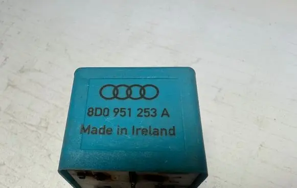 Volkswagen PASSAT B5.5 Other relay 8D0951253A