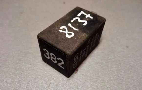 Volkswagen PASSAT B6 Other relay 4D0907131 D11301
