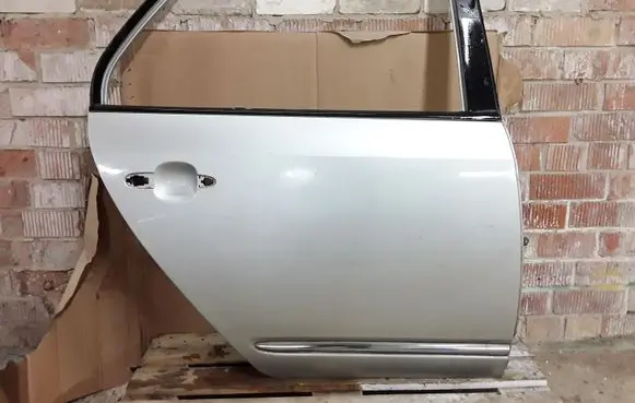 KIA Carens II Rear door
