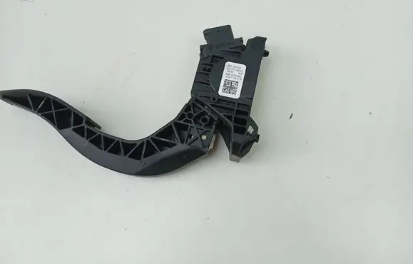 Accelerator throttle pedal