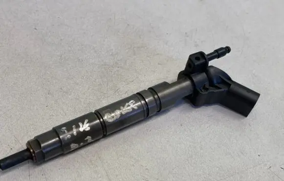 Jeep Grand Cherokee (WK) Fuel injector A6420700587 0445115027