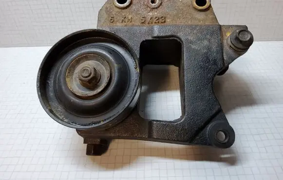 KIA Sorento Generator/alternator belt tensioner