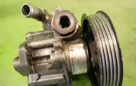 Volkswagen Golf IV Power steering pump 038145255D