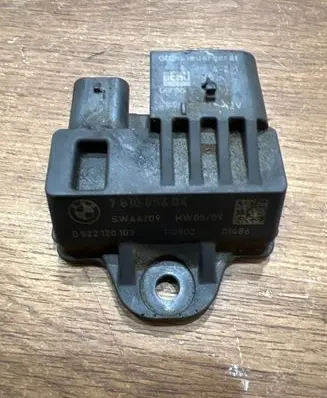 BMW 3 E90 E91 Glow plug pre-heat relay 7810856 0522120103