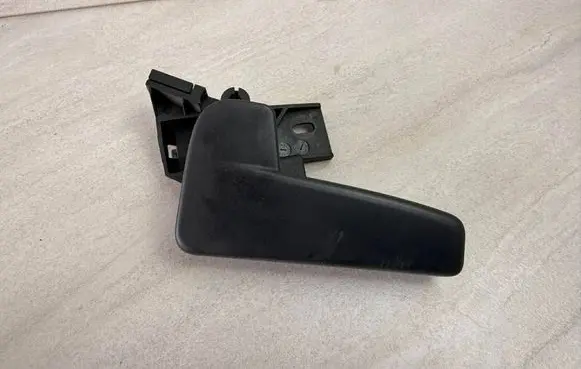 Volkswagen Touran III Engine bonnet (hood) release handle 517823633A 6R1823533