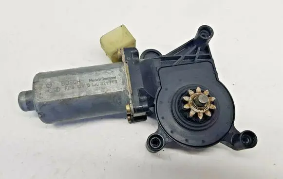 Mercedes-Benz E W210 Front door window regulator motor 0130821708 nr3299
