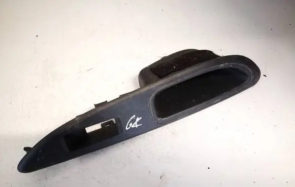 Nissan Primera Front door window switch trim 82961av760