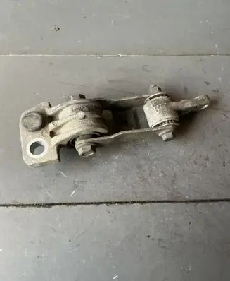 Volvo V70 Engine mount bracket 30680750