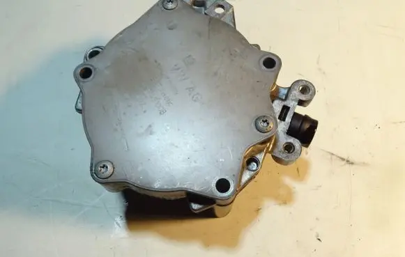 Audi A4 S4 B7 8E 8H Vacuum pump 06K145100B