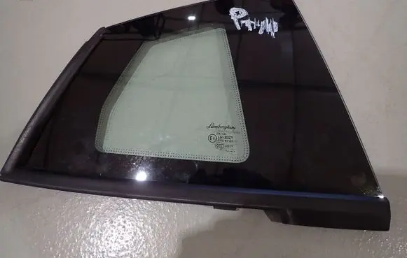 Lamborghini Urus Front triangle window/glass 