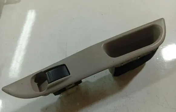 Nissan Almera Tino Electric window control switch 82960BU000