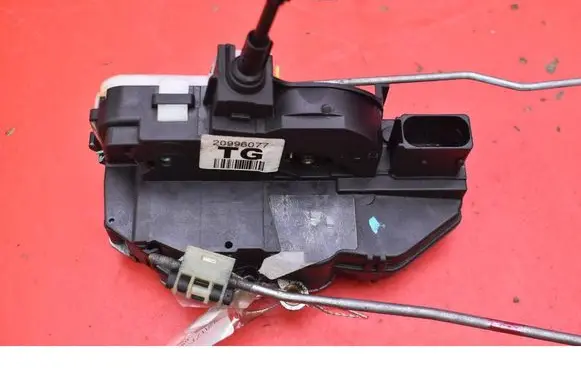 Chevrolet Equinox Front door lock 20996077